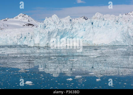 Norwegen, Svalbard, Spitzbergen, Lillehook Gletscher aka Lilliehookbreen. Kalbende Gletscher Gesicht, Serie 3 von 4. Stockfoto