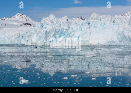 Norwegen, Svalbard, Spitzbergen, Lillehook Gletscher aka Lilliehookbreen. Kalbende Gletscher Gesicht, Serie 4 von 4. Stockfoto