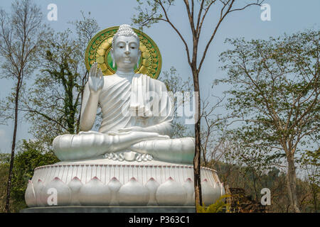 Goldene Dreieck. Der große Buddha Statue auf dem Hügel in Mae Sai, Thailand. Stockfoto