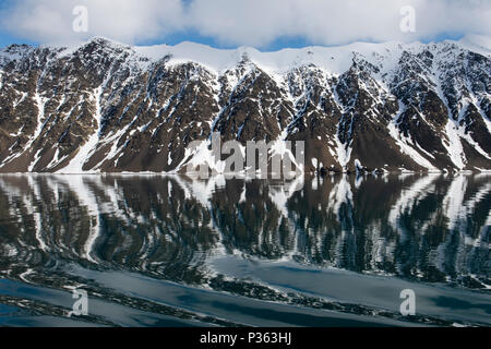 Norwegen, Svalbard, Spitzbergen. Fjord Reflexionen Aussicht in der Nähe von Lillehook Gletscher aka Lilliehookbreen. Stockfoto