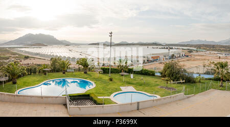 Gewächshäuser hinter dem Hotel Garten, in der Nähe von Puerto de Mazarrón, Murcia, Costa Calida, Spanien. Stockfoto