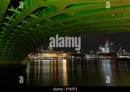 Die Stadt London, einschließlich Saint Pauls Kathedrale unter Blackfriars Bridge, hell-grün lackiert mit einer leistungsstarken Lampe Stockfoto