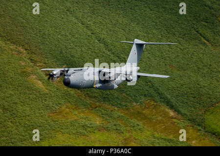 Europäische Airbus A400M Atlas schwere Transportflugzeuge neu in Service, der mit der RAF in Brize Norton tief fliegenden im Walisischen Bereich Schulungen LFA7 Stockfoto