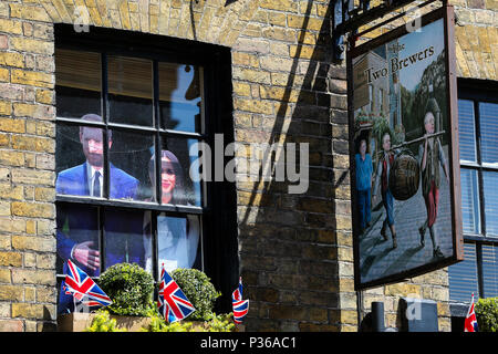 Nigel Farage erfüllt Royal Fans aus Großbritannien und der ganzen Welt in Windsor vor der Hochzeit von Prinz Harry und Meghan Markle am Samstag, den 19. Mai 2018. Mit: Atmosphäre, wo: Windsor, Großbritannien Wann: 17. Mai 2018 Credit: Dinendra Haria/WANN Stockfoto