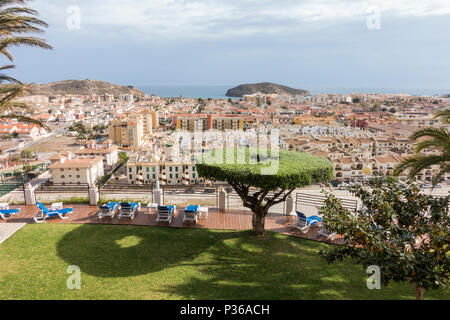 Mit Blick auf Puerto de Mazarrón, Küstenstadt, vom Hotel Garden, Murcia, Costa Calida, Spanien. Stockfoto