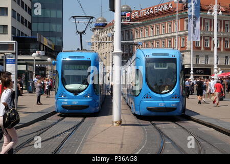 Blue City Straßenbahnen auf Platz Ban Jelacic, Zagreb, Kroatien. Stockfoto