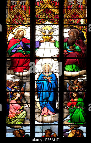 Krönung der Jungfrau Maria, Glasfenster in der Kathedrale von Zagreb Stockfoto