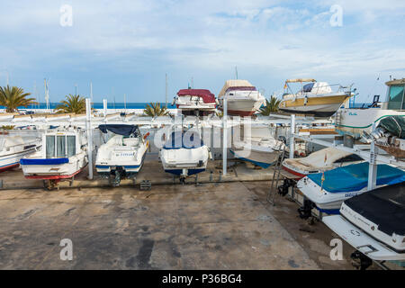 Boote und Yachten gespeichert, Lagerregale, Puerto Deportivo, Marina, Hafen von Puerto de Mazarrón, Murcia, Costa Calida, Spanien. Stockfoto