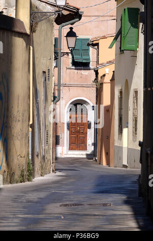 Straße im Zentrum der Stadt in Pisa, Italien Stockfoto