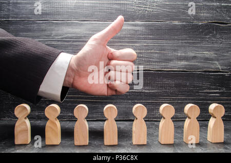 Die Hand des Kaufmanns zeigt mit dem Daumen nach oben, über die Zahlen der Arbeitnehmer. Das Konzept der Genehmigung von Geschäftsideen, herzlichen Glückwunsch zu den geschäftlichen Erfolg Stockfoto
