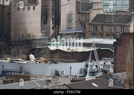 Feuerwehrleute weiter nach dem Brand an der Glasgow School of Art (GSA) dämpfen, Links, und die O2 ABC Glasgow, rechts, in Glasgow. Stockfoto