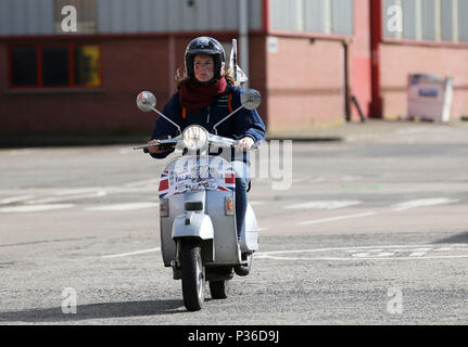 Vespa Fans kommen für das Gala Dinner in Belfast als Tausende von Vespa Roller Fahrer abgestiegen auf Nordirland als Teil der Vespa World Days Belfast sammeln. Stockfoto