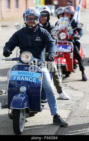 Vespa Fans kommen für das Gala Dinner in Belfast als Tausende von Vespa Roller Fahrer abgestiegen auf Nordirland als Teil der Vespa World Days Belfast sammeln. Stockfoto