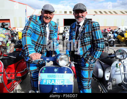 Vespa Fans kommen für das Gala Dinner in Belfast als Tausende von Vespa Roller Fahrer abgestiegen auf Nordirland als Teil der Vespa World Days Belfast sammeln. Stockfoto