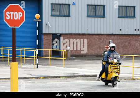 Vespa Fans kommen für das Gala Dinner in Belfast als Tausende von Vespa Roller Fahrer abgestiegen auf Nordirland als Teil der Vespa World Days Belfast sammeln. Stockfoto