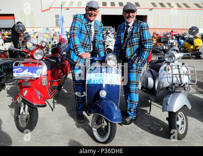 Vespa Fans kommen für das Gala Dinner in Belfast als Tausende von Vespa Roller Fahrer abgestiegen auf Nordirland als Teil der Vespa World Days Belfast sammeln. Stockfoto