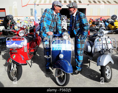 Vespa Fans kommen für das Gala Dinner in Belfast als Tausende von Vespa Roller Fahrer abgestiegen auf Nordirland als Teil der Vespa World Days Belfast sammeln. Stockfoto