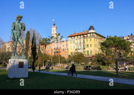 Promenade du Paillon in Nizza Stadt mit Statue Le David de Michel Ange, Frankreich Stockfoto