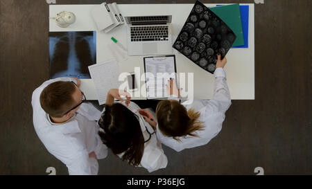 Team von Ärzten auf Laptop und Analyse von xray in medizinischen Büro Stockfoto