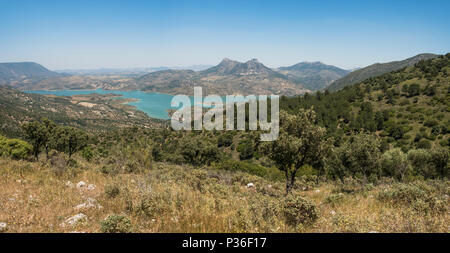 Panoramablick in Zahara De Los Atunes - El Gastor Reservoir, aus Sierra de Grazalema, Andalusien, Spanien. Stockfoto