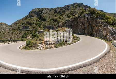 Haarnadel Kurve durch, El Pinsapar, Biosphärenreservat, Sierra de Grazalema, Andalusien, Spanien. Stockfoto