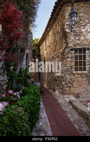 Schmale Straße und Haus aus Stein, im mittelalterlichen Dorf Eze auf Côte d'Azur in Frankreich Stockfoto