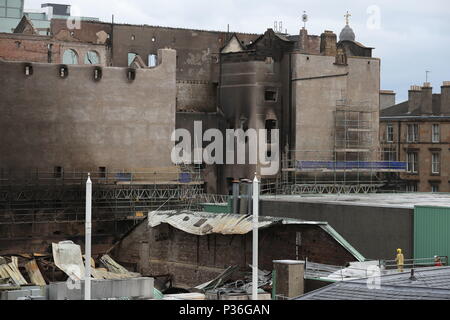 Außenansicht der Brandschaden an der Glasgow School of Art (GSA) Im historischen Mackintosh Gebäude und die O2 ABC Glasgow, wie Feuerwehrleute weiter zu dämpfen nach dem Brand. Stockfoto