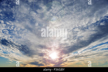 Panorama der weiten blauen Sommerhimmel mit flauschigen weissen Wolken Stockfoto