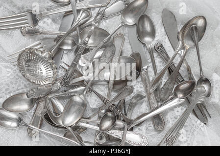 Besteck auf einer weißen guipure Stoff closeup Stockfoto