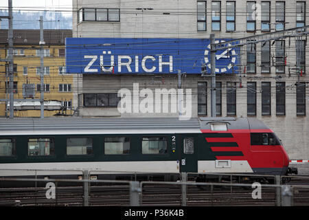 Zürich, Schweiz, Zug der Schweizerischen Bundesbahnen am Eingang zum Hauptbahnhof Stockfoto