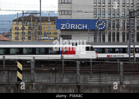 Zürich, Schweiz, Züge der Schweizerischen Bundesbahnen am Eingang und am Ausgang am Hauptbahnhof Stockfoto