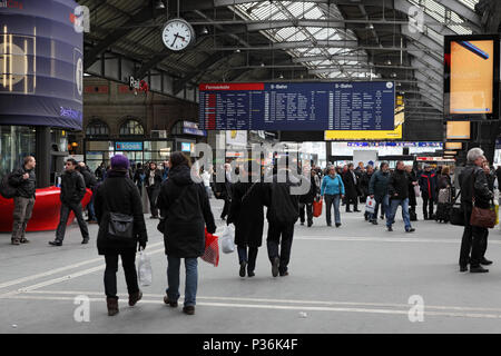 Zürich, Schweiz, Reisende in der Eingangshalle des Hauptbahnhofs Stockfoto