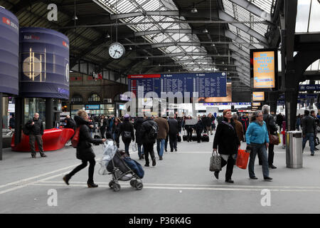 Zürich, Schweiz, Reisende in der Eingangshalle des Hauptbahnhofs Stockfoto