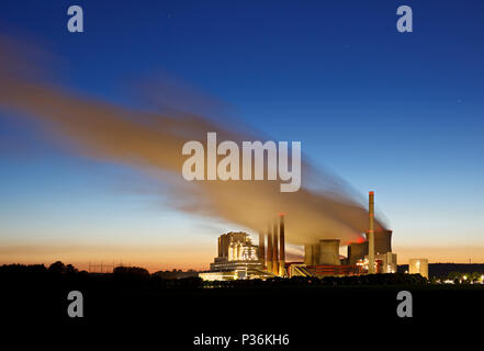 Ein großes Braunkohlekraftwerk mit Nacht blauer Himmel und sehr lange Steam Cloud. Stockfoto