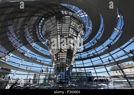 Berlin, Deutschland, Besucher im Reichstag Kuppel Stockfoto