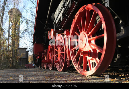 Berlin, Deutschland, Räder, die zugunsten einer Ladung Lokomotive der Klasse 50 Stockfoto