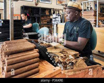 Miami, Florida, USA - Juni 10, 2018: handgemachte Zigarren in Little Havana district producton Stockfoto