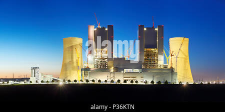 Panoramablick auf eine Baustelle eines neuen Braunkohlekraftwerk in der Nacht. Stockfoto