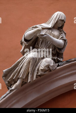 Symbol der Hoffnung, Statue, die auf dem Portal von St. Barbabas Kirche, Italien Stockfoto