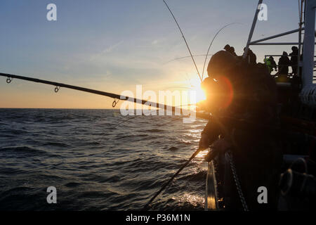 Wismar, Deutschland, Männer in Hochseeangeln auf der Ostsee Stockfoto