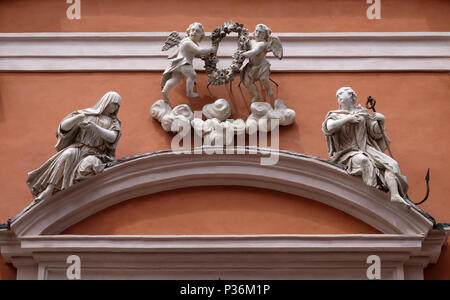 Symbole des Glaubens und der Hoffnung, Statue, die auf dem Portal von St. Barbabas Kirche, Italien Stockfoto