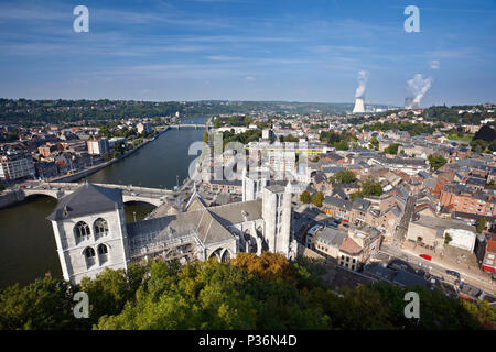 Blick auf Dom und Stadt Huy in Belgien an der Maas zu einem entfernten Kernkraftwerk. Stockfoto