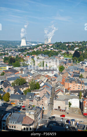 Blick über die Stadt Huy in Belgien an der Maas zu den entfernten Kernkraftwerk von Tihange. Stockfoto
