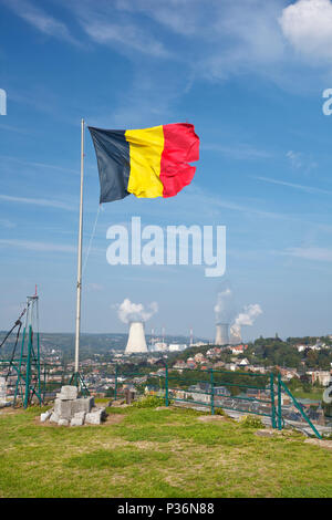 Die belgische Flagge mit Blick über Huy vom Fort auf die ferne Kernkraftwerk Tihange, Belgien. Stockfoto