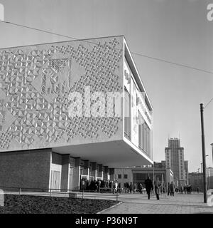 Berlin, DDR, Menschen vor dem Kino International in der Karl-Marx-Allee. Stockfoto