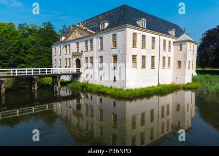 Schloss Dornum, 1698 erbaut, umgeben von einem Wassergraben, Funktion heute, eine Schule, Dornum, Ostfriesland, Niedersachsen, Deutschland Stockfoto