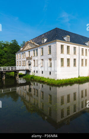 Schloss Dornum, 1698 erbaut, umgeben von einem Wassergraben, Funktion heute, eine Schule, Dornum, Ostfriesland, Niedersachsen, Deutschland Stockfoto