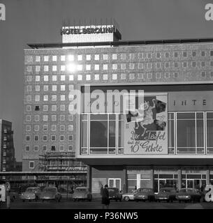 Berlin, DDR, das Hotel Berolina hinter dem Kino International in der Karl-Marx-Allee. Stockfoto