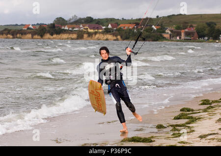 Gager, Deutschland, Kite Surfer vor der Halbinsel Mönchgut Stockfoto