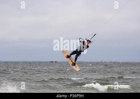 Gager, Deutschland, Kite Surfer vor der Halbinsel Mönchgut Stockfoto